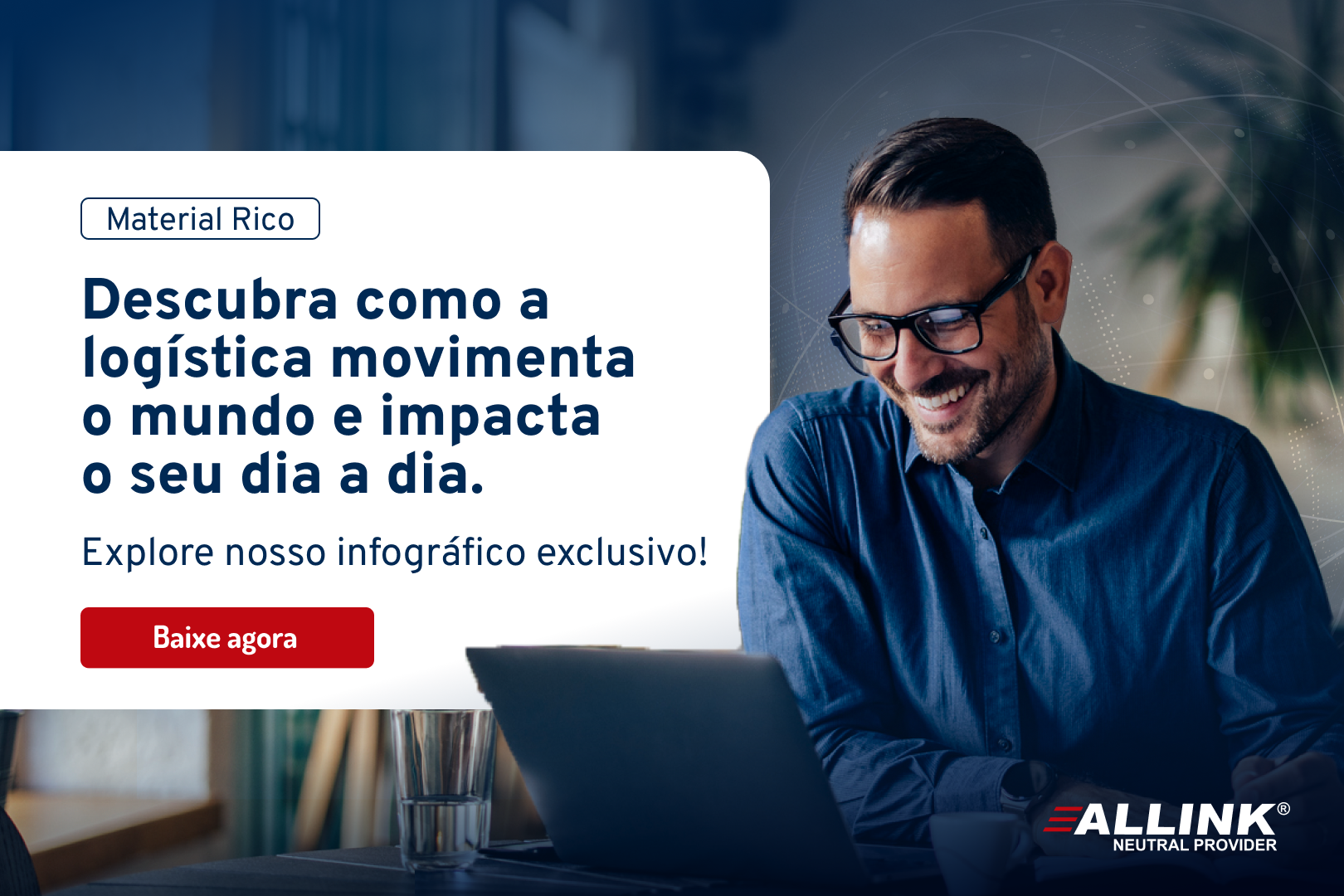 Um homem usando óculos está sentado em frente a um laptop.