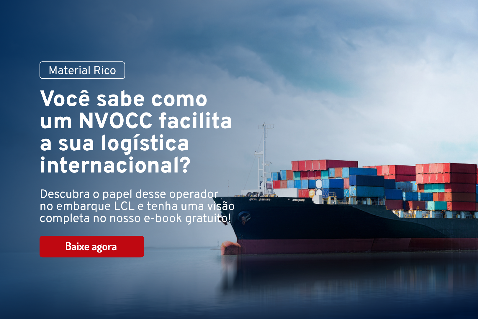 Um grande navio porta-contêineres está flutuando sobre um corpo d'água.