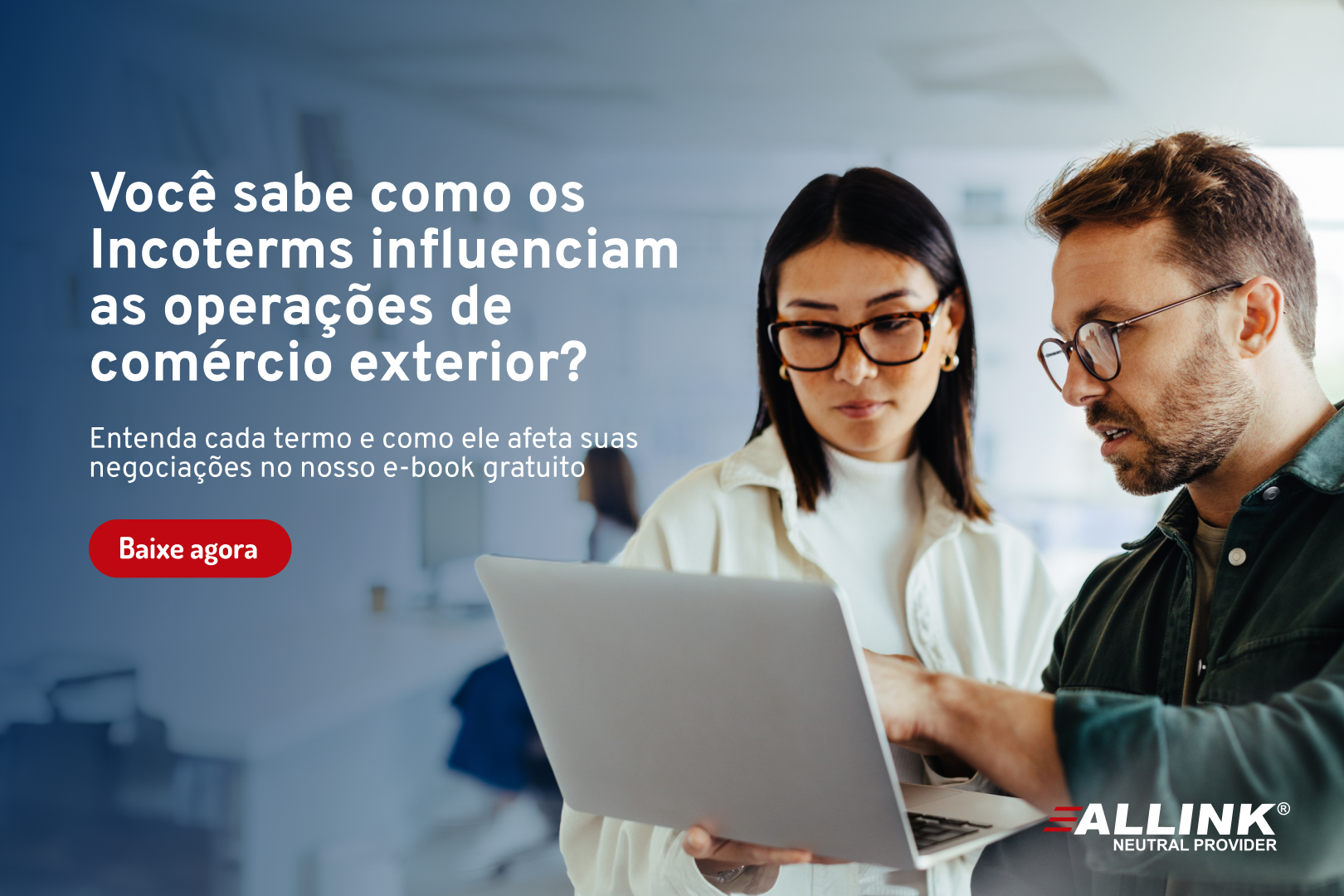 Um homem e uma mulher estão olhando para um laptop juntos.