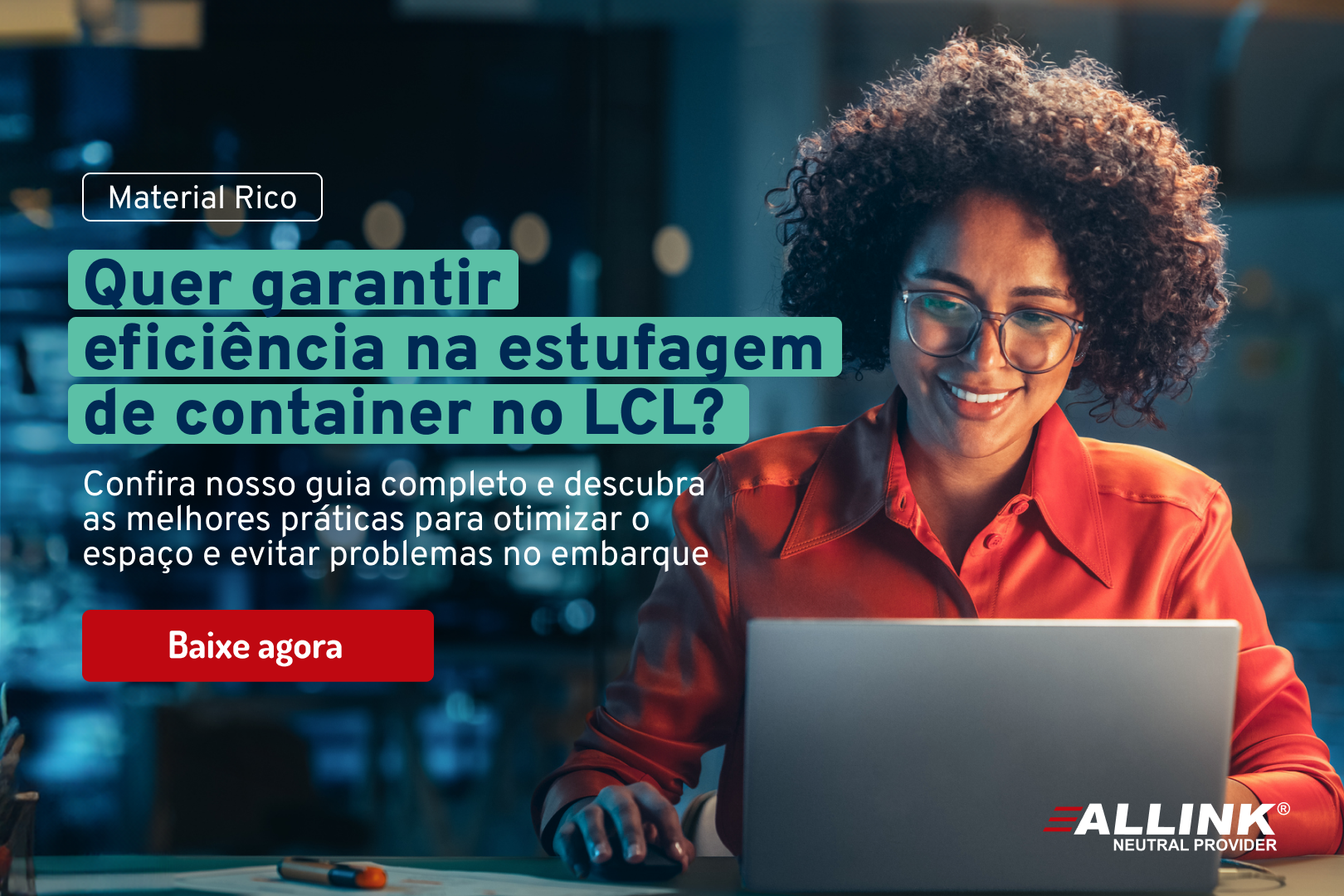 Uma mulher está sentada em frente a um laptop.