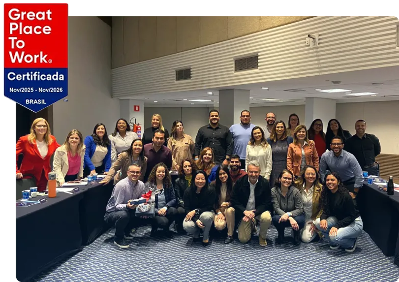 Um grupo de pessoas posando para uma foto com um certificado de ótimo lugar para trabalhar