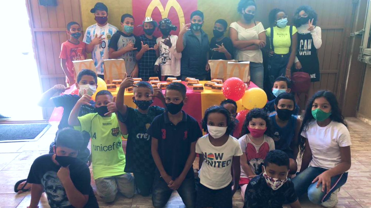 Juntos, fazendo o dia das crian&ccedil;as mais especial