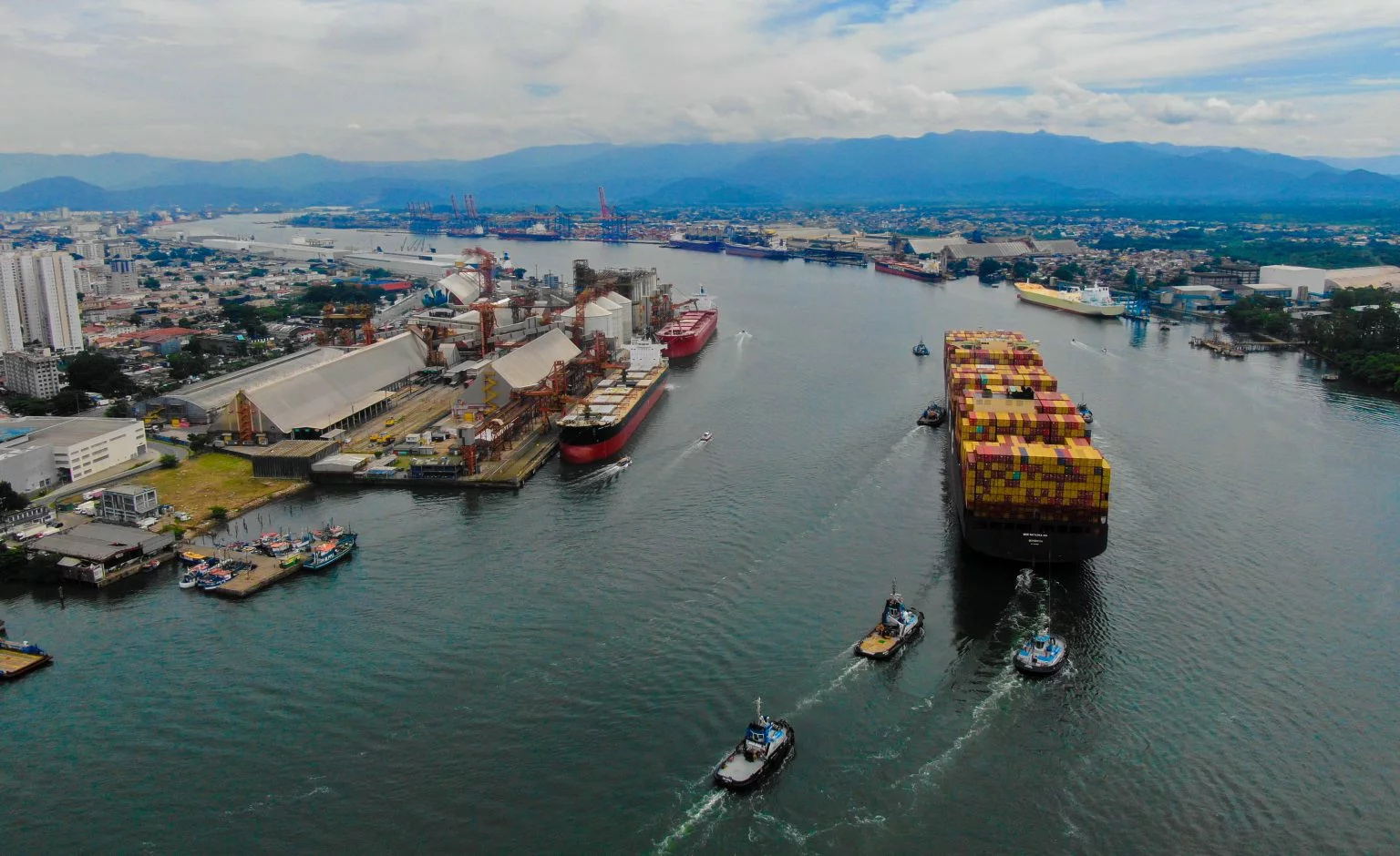 imagem mostra porto de santos