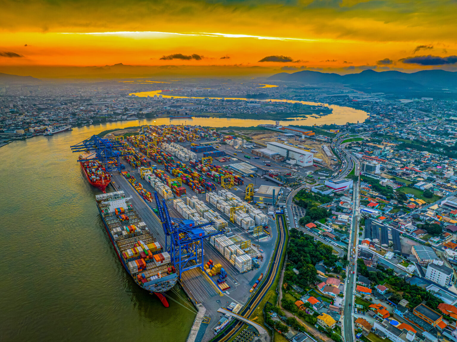 imagem mostra o porto de Portonave
