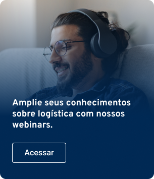 Um homem usando fones de ouvido está sentado em um sofá