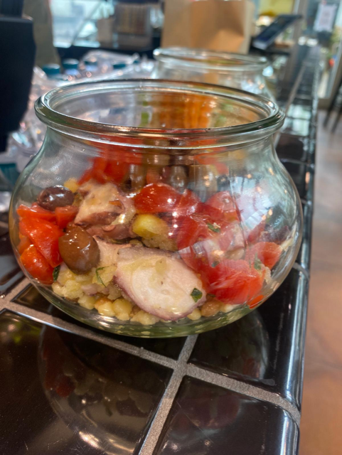 Insalatiera: verdure, edamame, pomodori, feta, cavolfiore rosa, condimento verde.