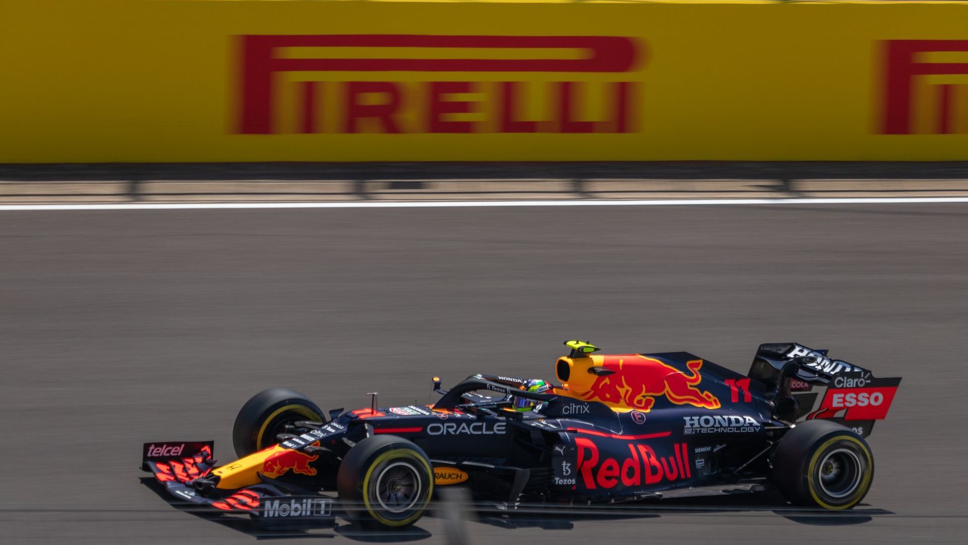 Picture of F1 cars racing.