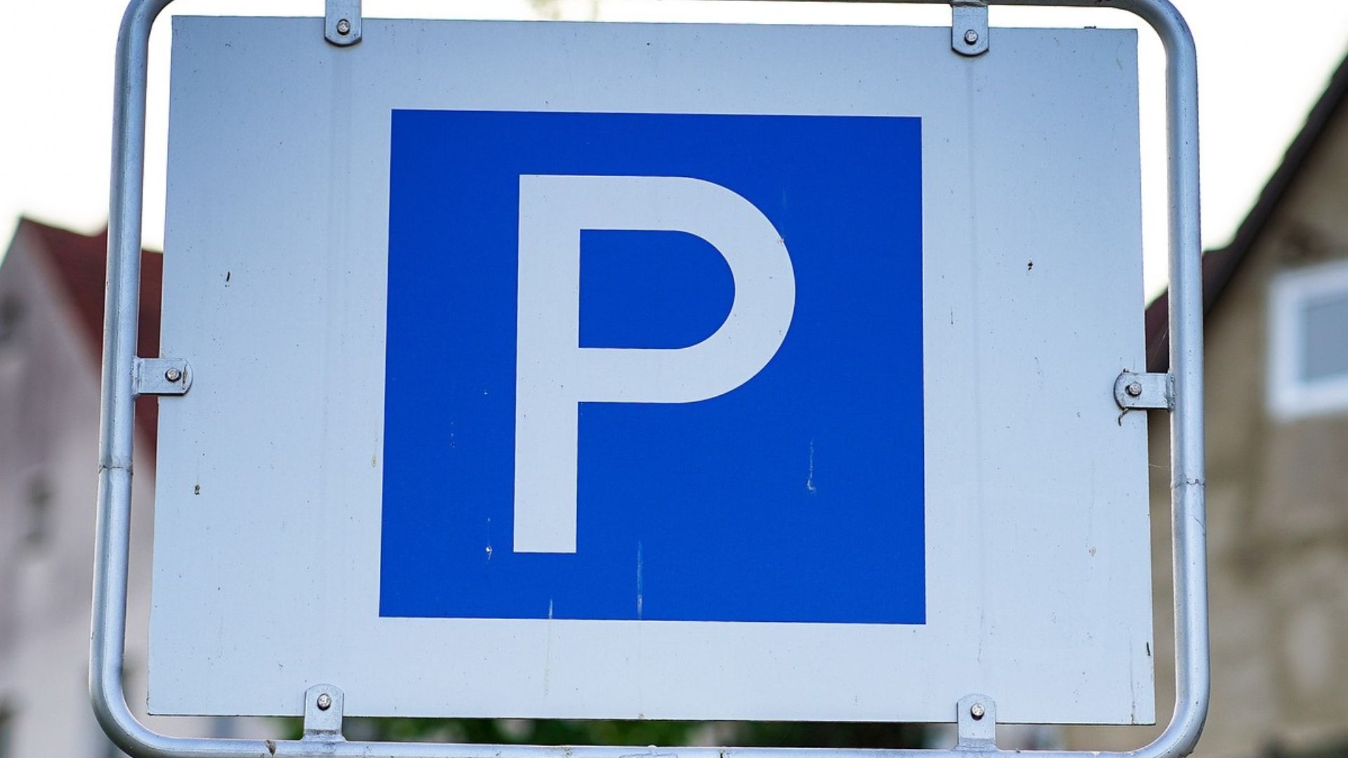 Renting a car for your holiday in the UK? Get to grips with parking regulations in our accessible guide.
