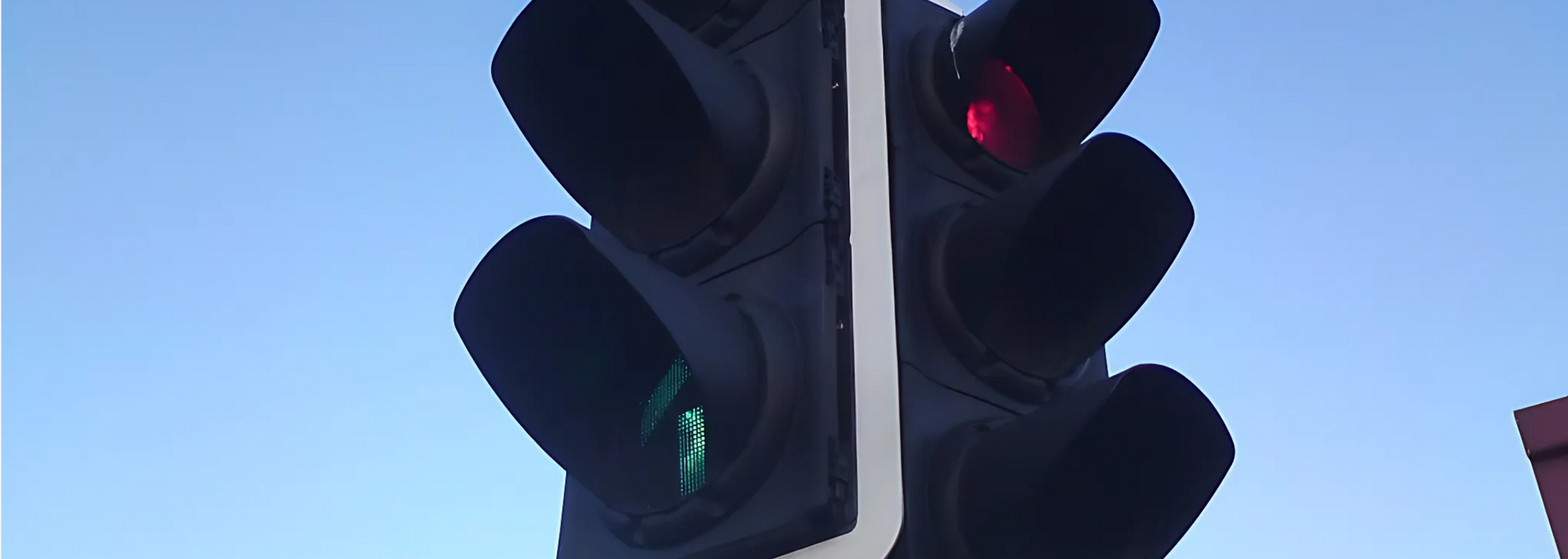 Picture of a UK traffic light.