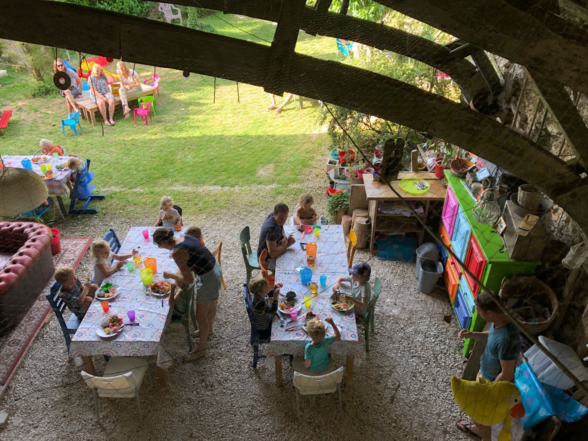 Kinderdiner op overdekt terras