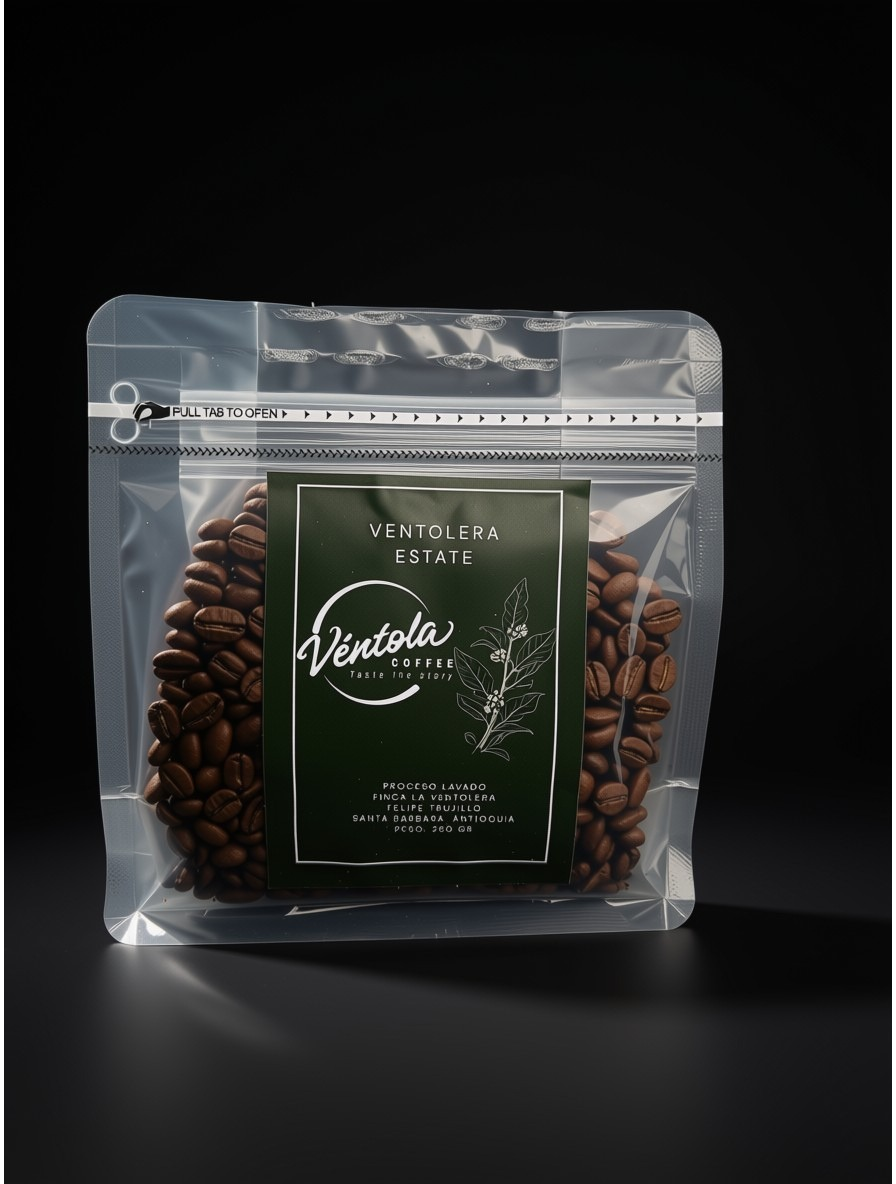 Bolsa transparente para granos de café con etiqueta verde sobre fondo oscuro.