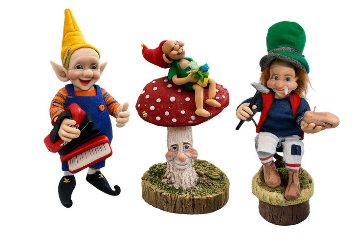Tres figuritas de gnomos caprichosas con sombreros coloridos, una sosteniendo un acordeón, otra sobre una seta