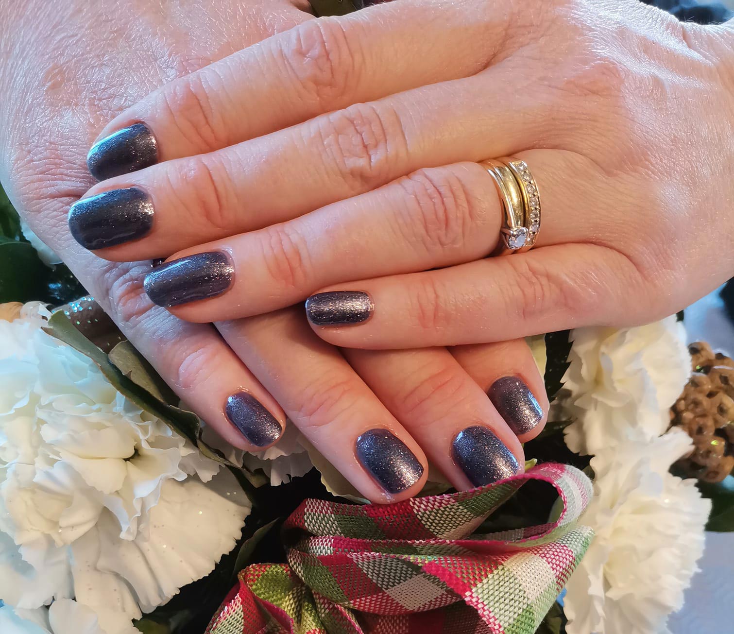 Glittery fingernails