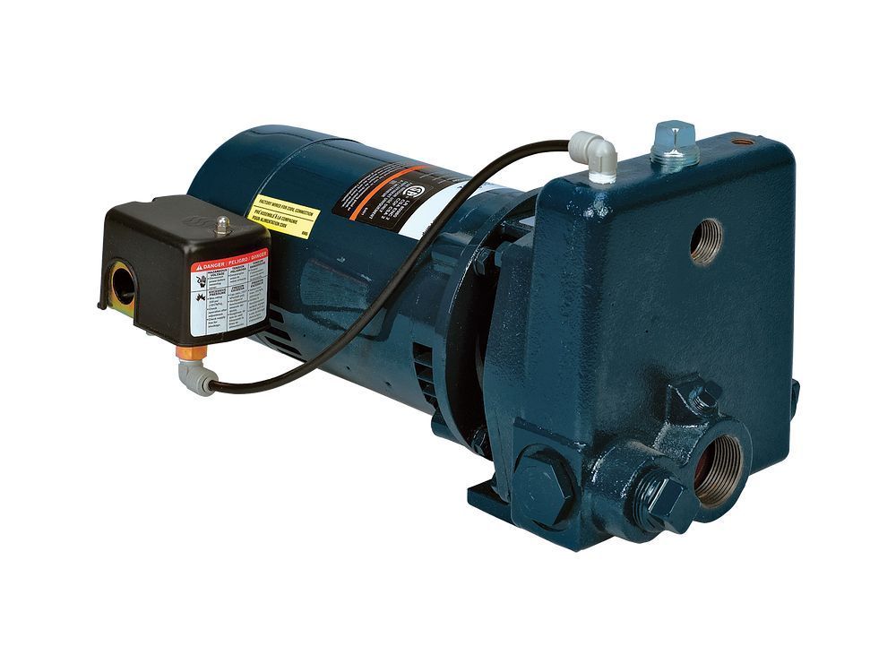 Une pompe à eau bleue avec un moteur attaché sur un fond blanc.