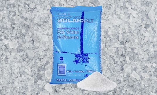 Un sac de sel est posé sur un tas de sel.