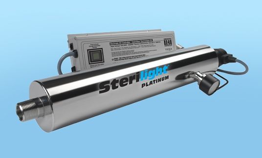 Un tube en acier inoxydable avec une lumière attachée sur un fond bleu.