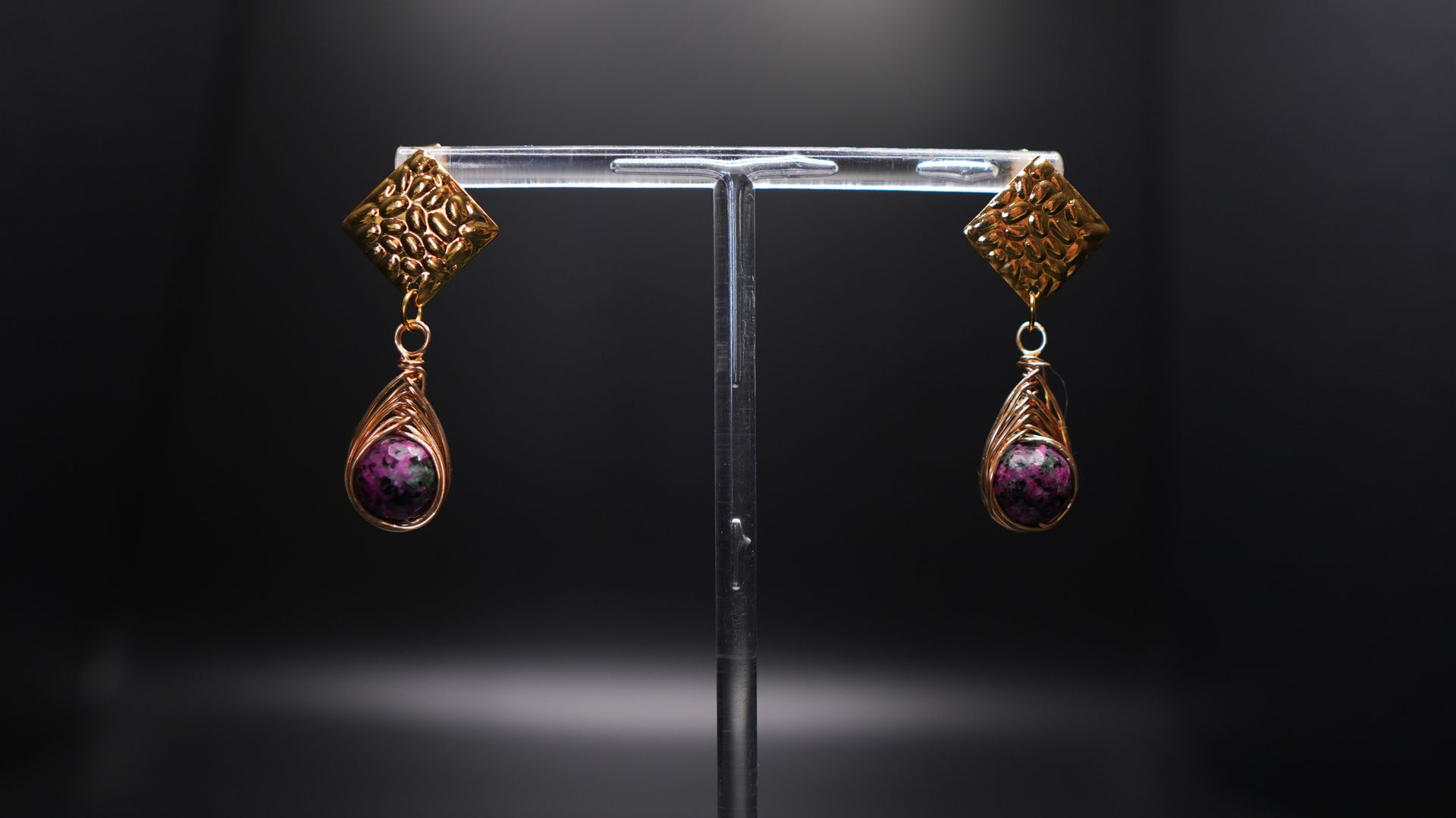 ARETES PIEDRAS MORADO Y NEGRO