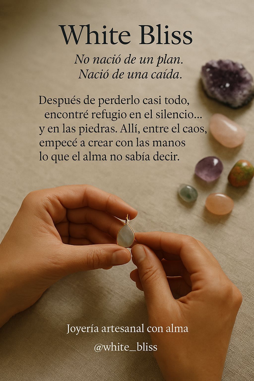 Cartel promocional de White Bliss con texto en español, manos elaborando un anillo de cuentas y piedras en tonos pastel sobre fondo beige.