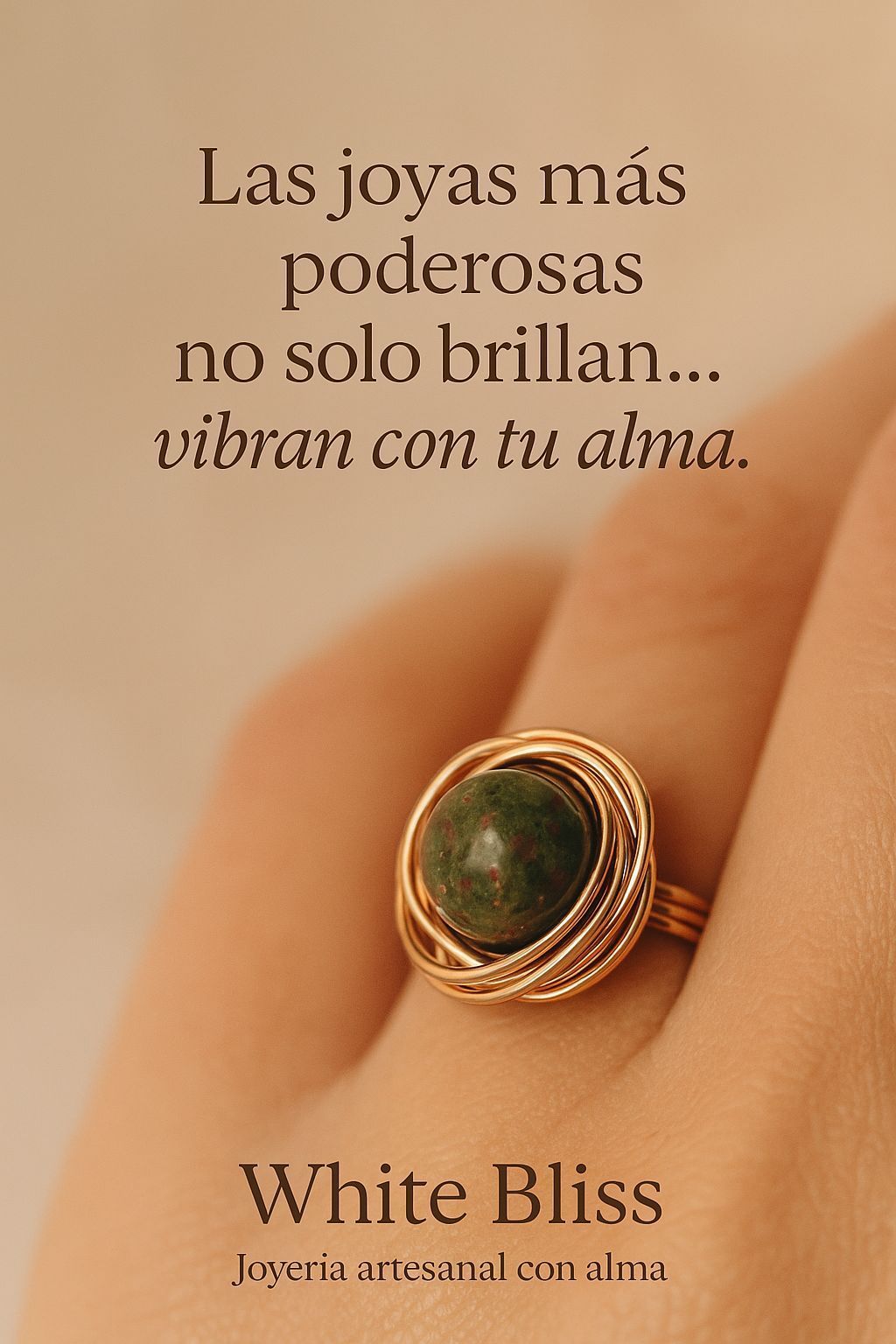 Anillo de oro con una piedra preciosa verde en una mano, con texto publicitario de joyería española sobre un fondo beige.
