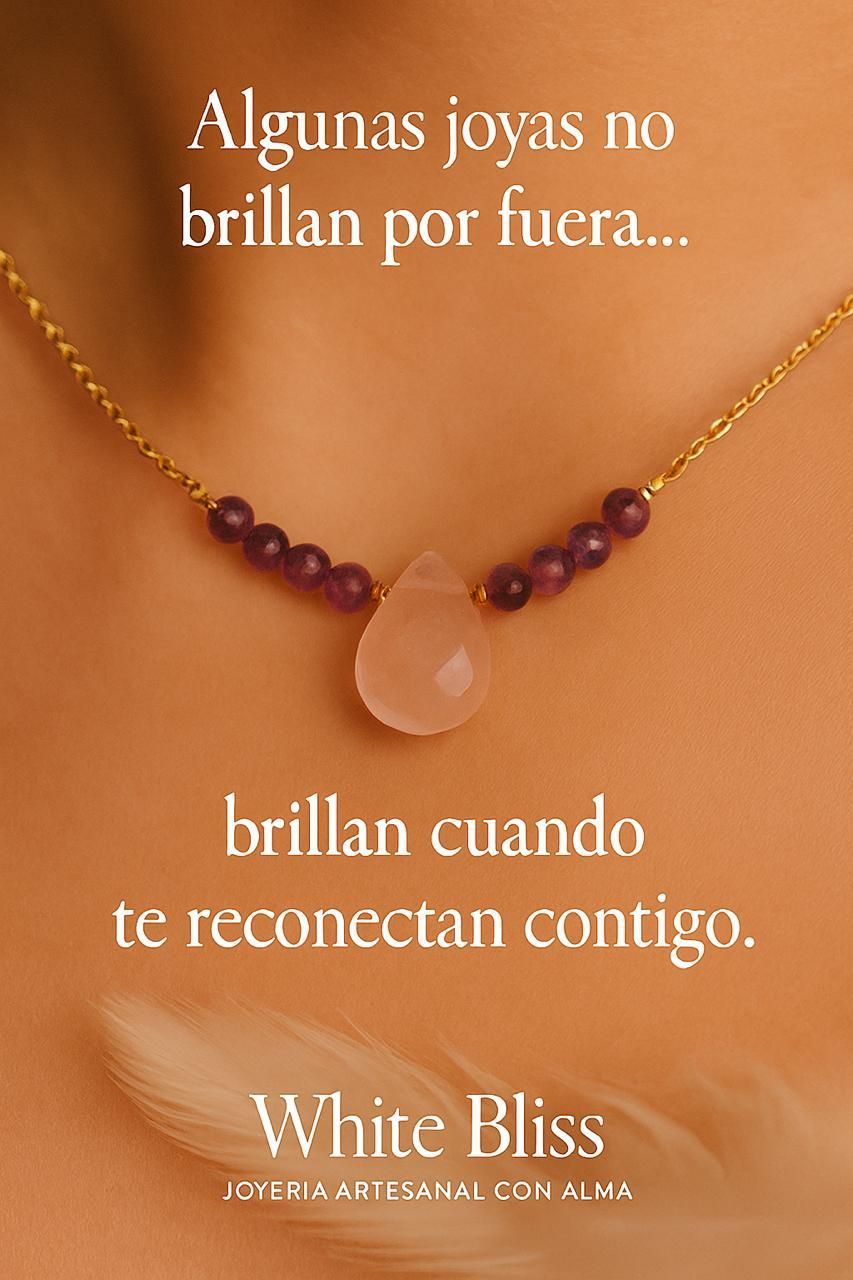 Collar con cuentas moradas y dije rosa sobre piel, con texto promocional en español de White Bliss