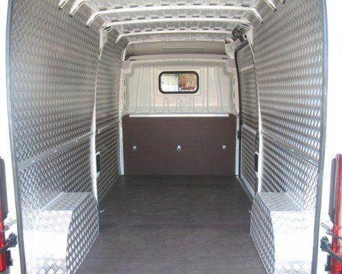 Interno di un furgone con pannellature in alluminio