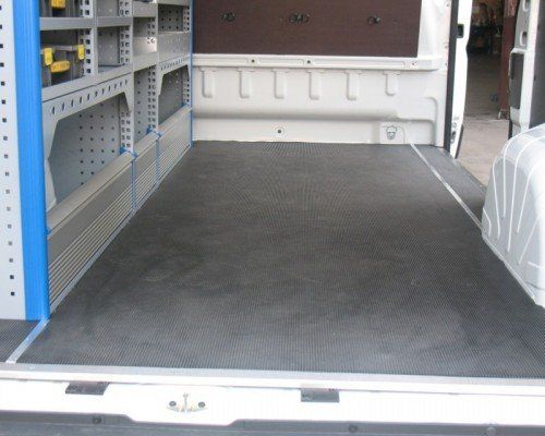 Interno di un furgone con scaffali
