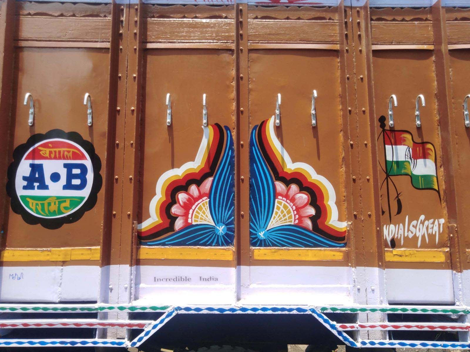 Ausschnitt einer bemalten Ladebordwand eines indischen LKW