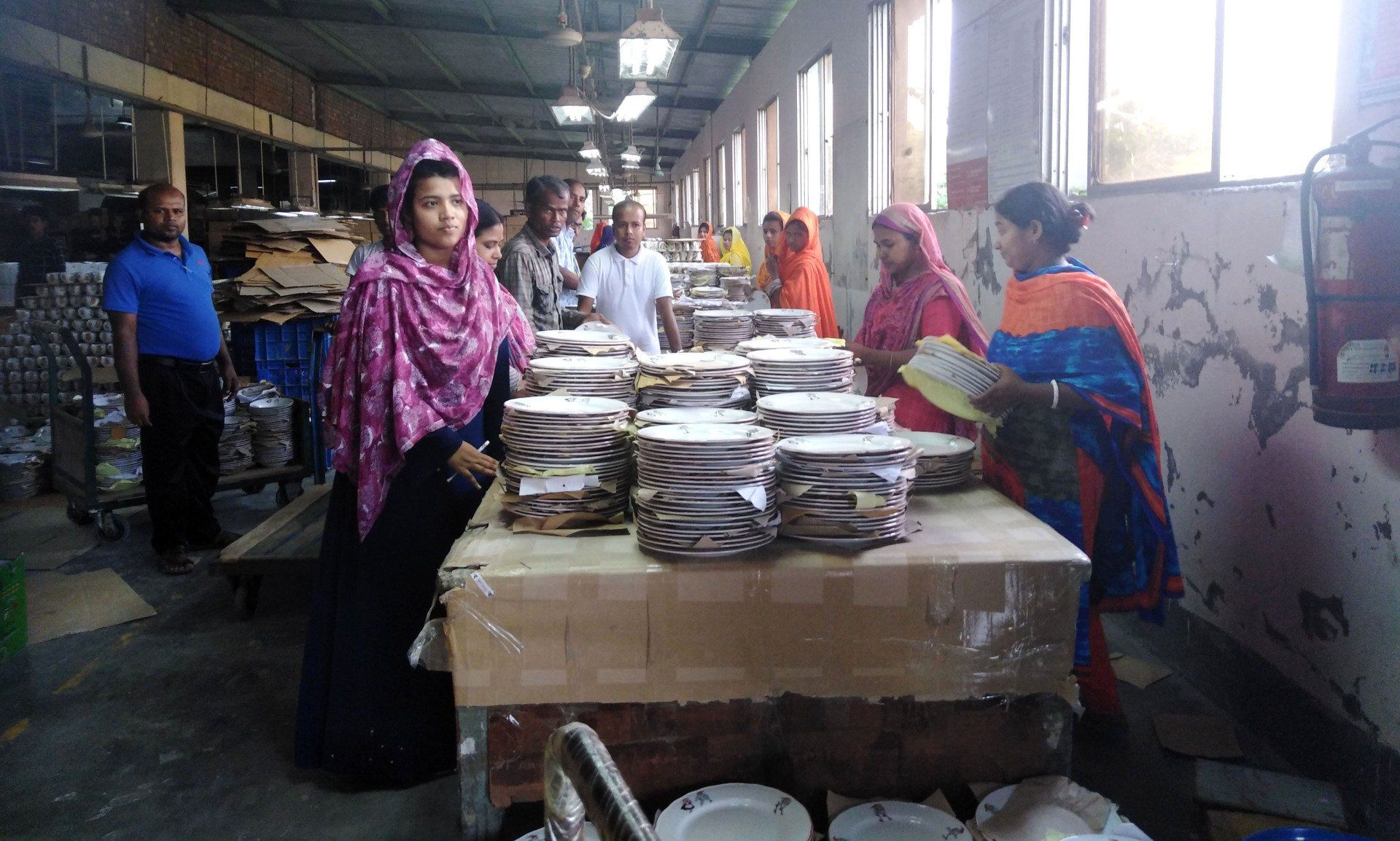 Frauen bei der Keramikproduktion in Asien