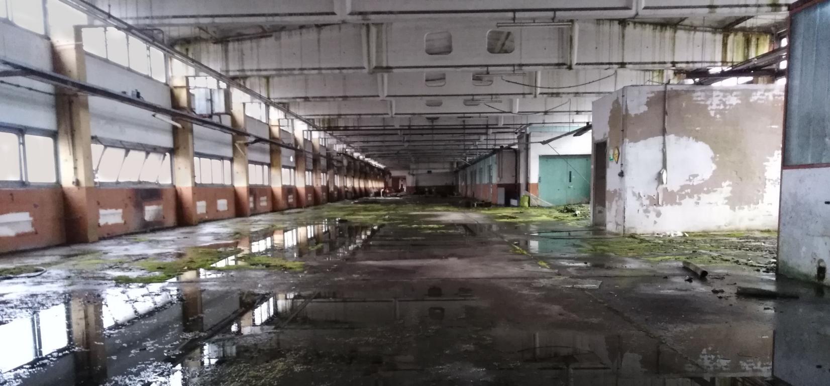 nasse alte Fabrikhalle für Maschinenbau Lost Places