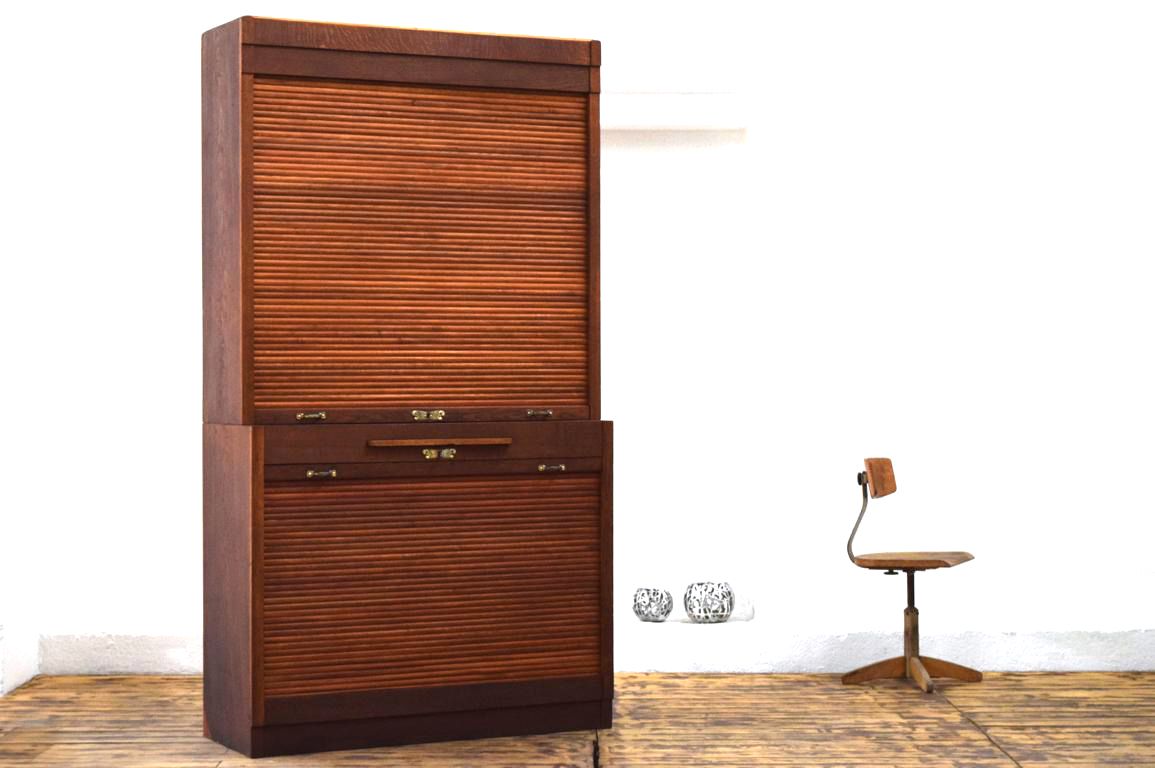 großer samtig dunkler antiker Rollladenschrank aus Holz