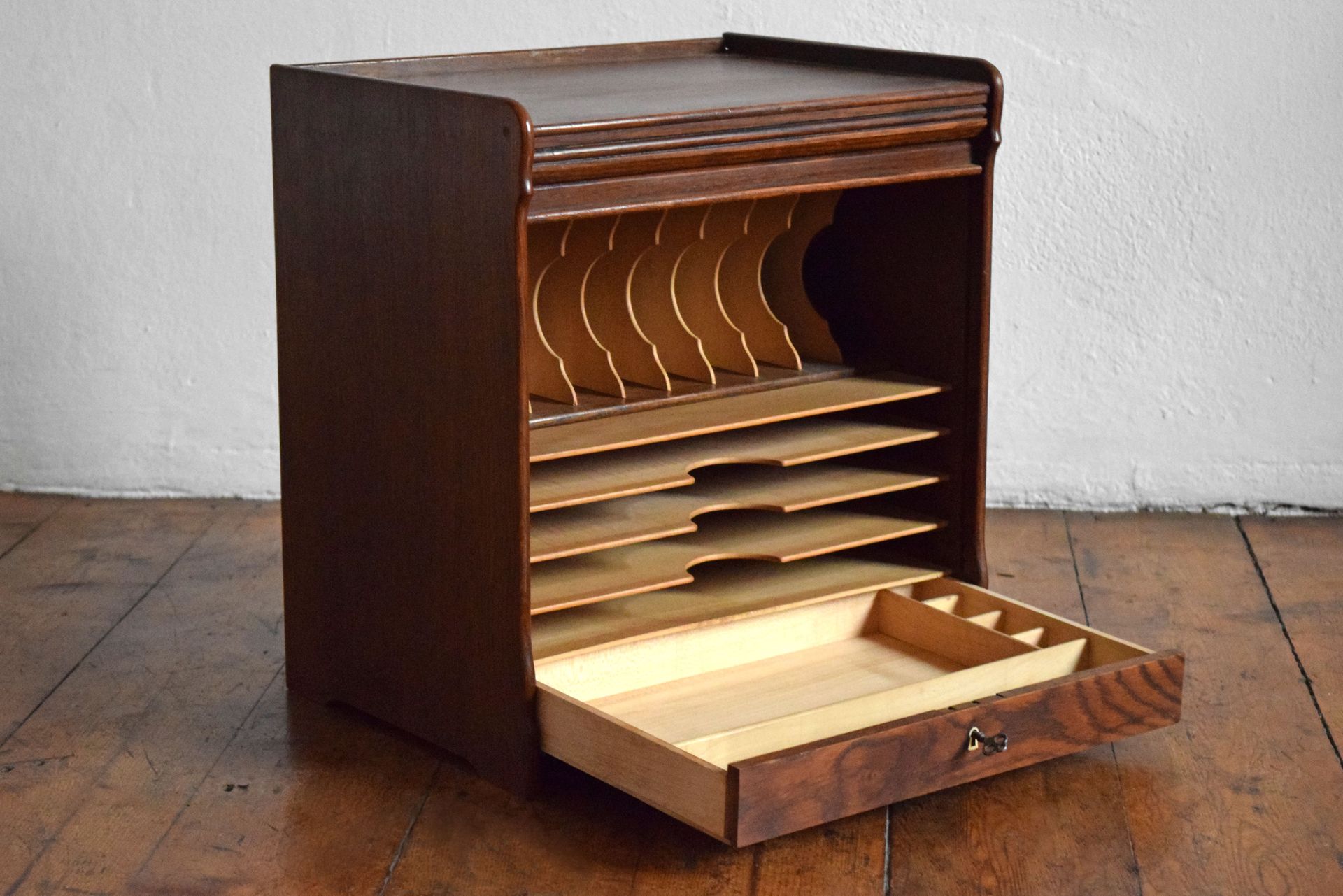 kleiner geöffneter alter Rollladenschrank