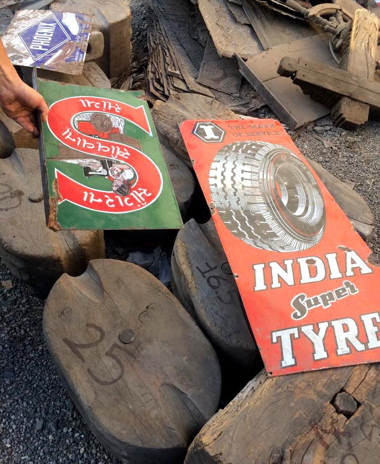 Antike Schiffspoller aus Holz mit alten Emailleschildern aus Indien bei den Abwrackwerften von Alang