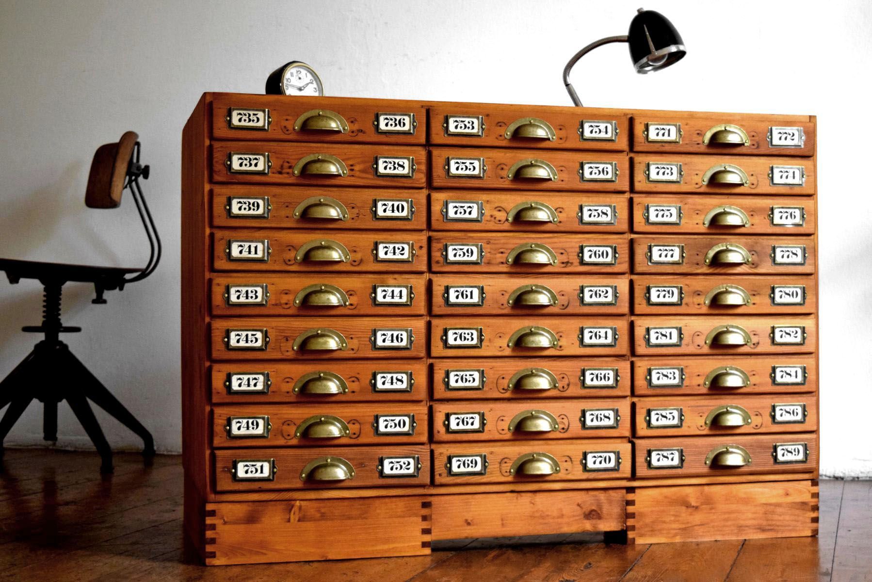 Schubladenschrank aus einer alten Radiowerkstatt