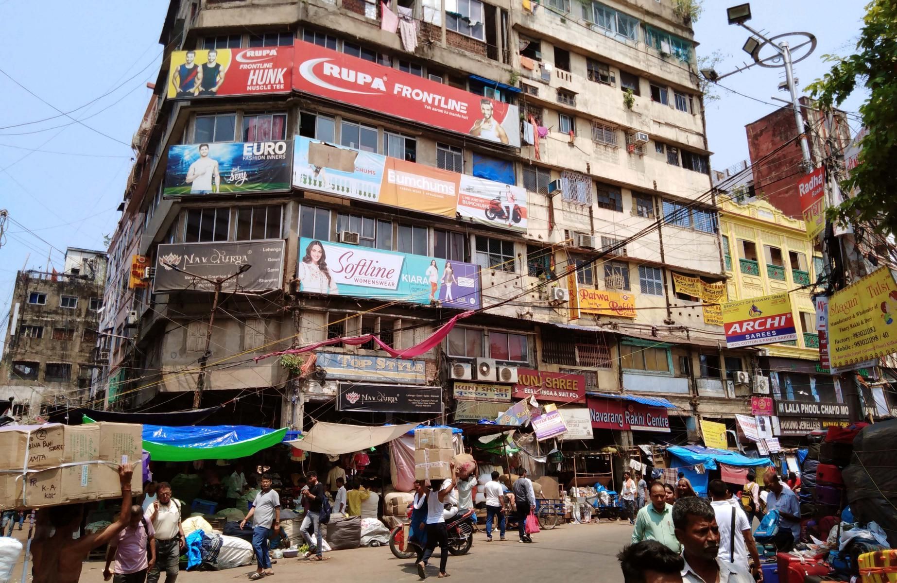 Gebäude in Burrabazar Kalkutta in dem Büros und Geschäfte ansässig sind