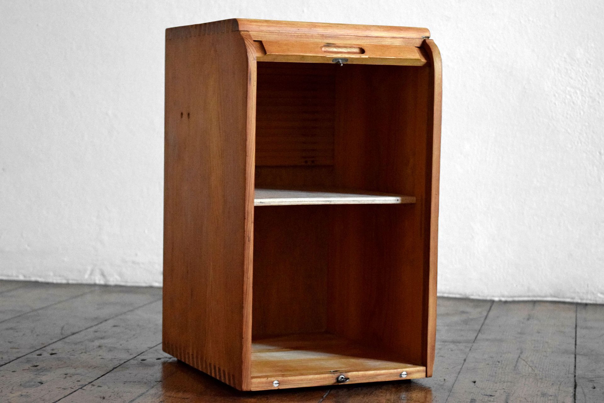 geöffneter antiker kleiner Rollladenschrank von Zeiss Ikon