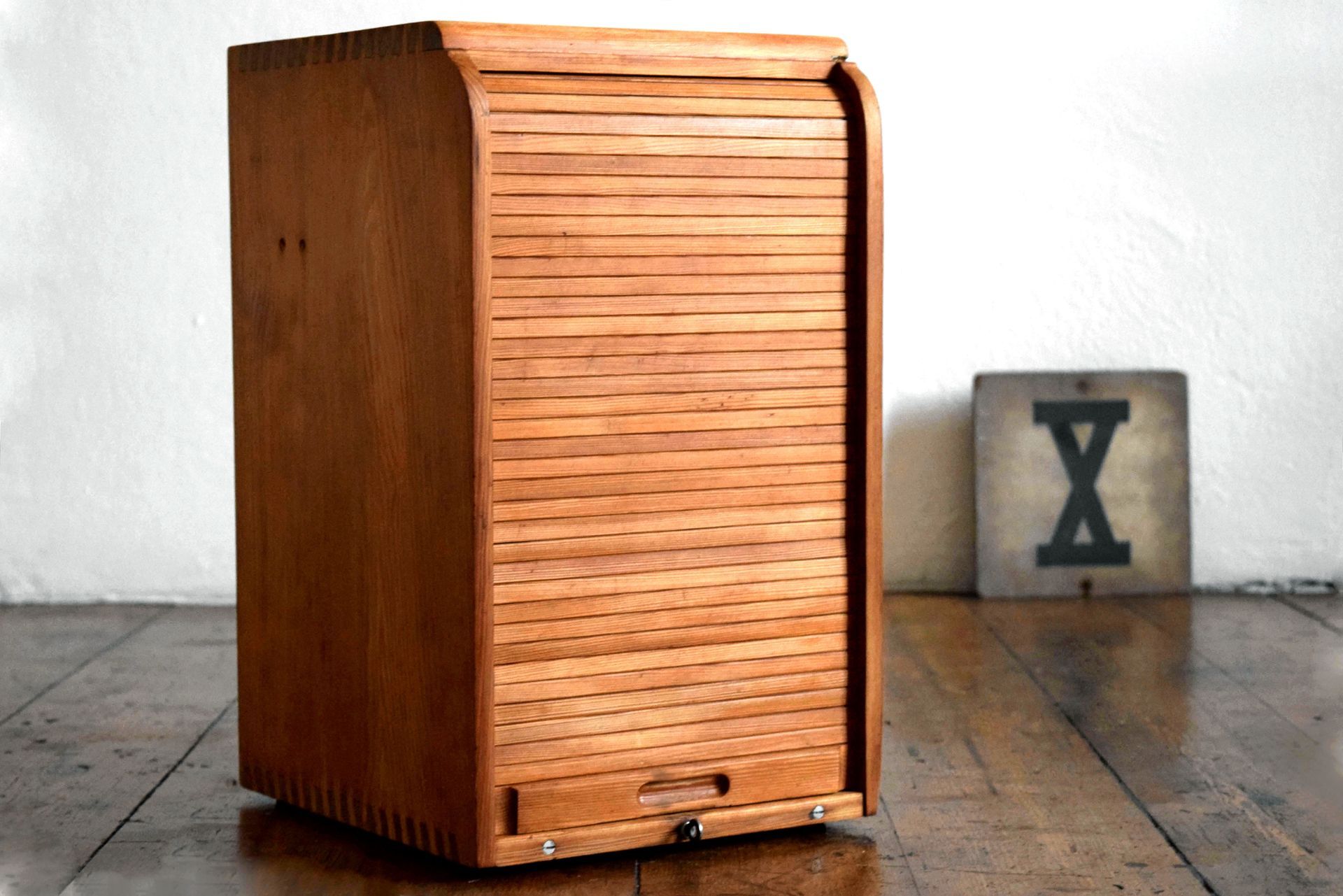 antiker Rollladenschrank aus Holz von Zeiss Ikon