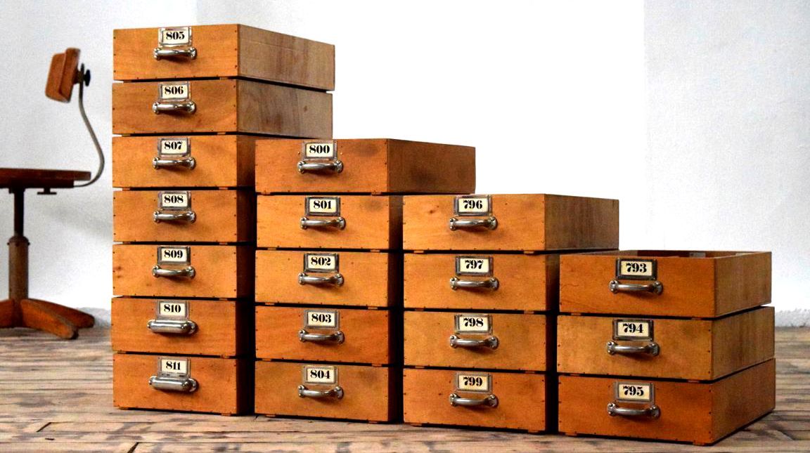 Größere Gruppen antiker Holzkisten vermitteln den Eindruck eines Gesamtkörpers