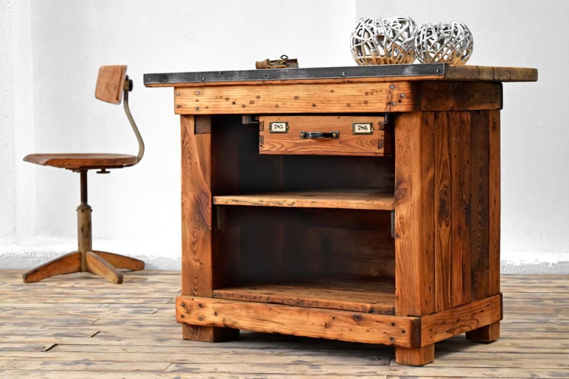 Antike Werkbank aus Vollholz mit Schublade in klassischem Industriedesign