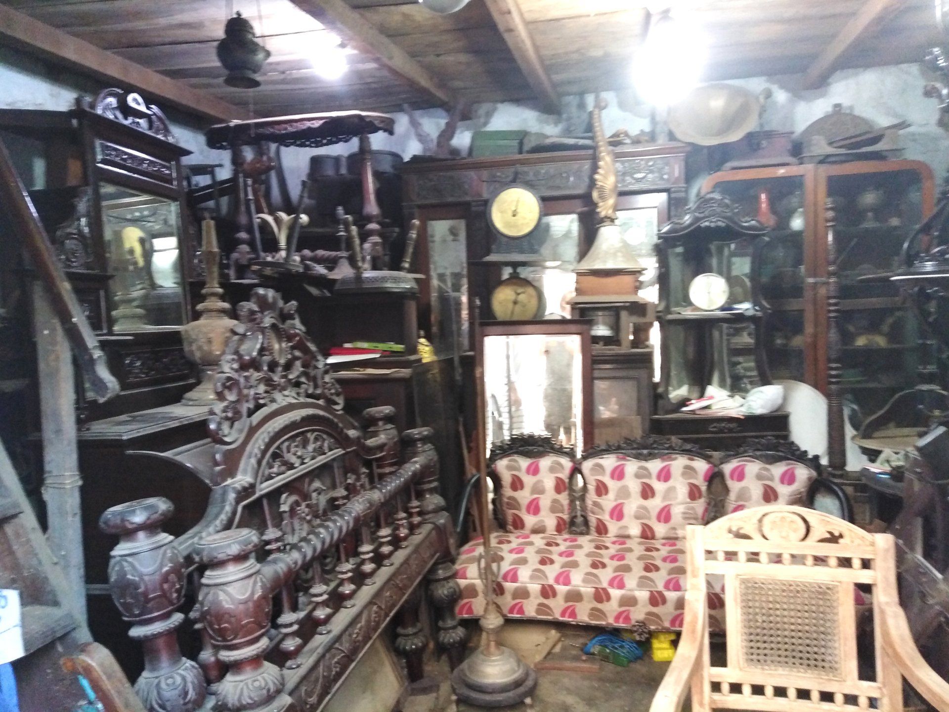 Innenraum eines Antik- Shops in Kalkutta