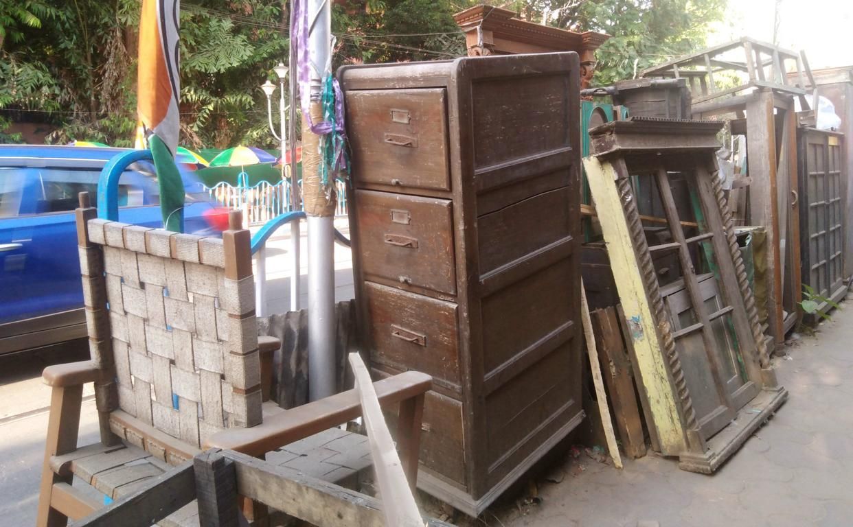 alter Apothekerschrank in Kalkutta