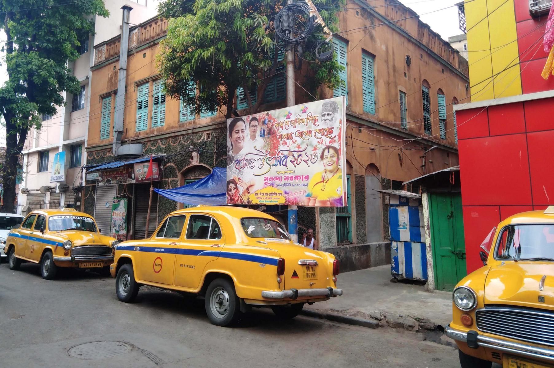 drei Autos des Typ Hindustan Ambassador