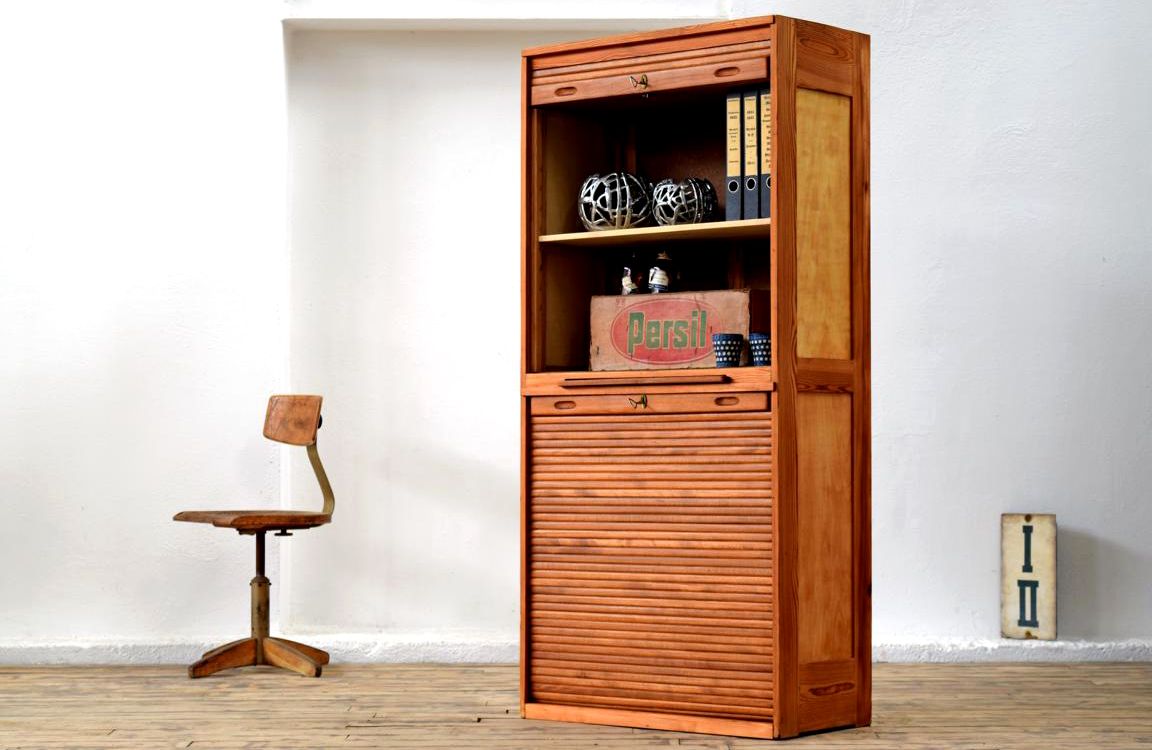 antiker Rollladenschrank aus Holz, oberer Rollladen geöffnet