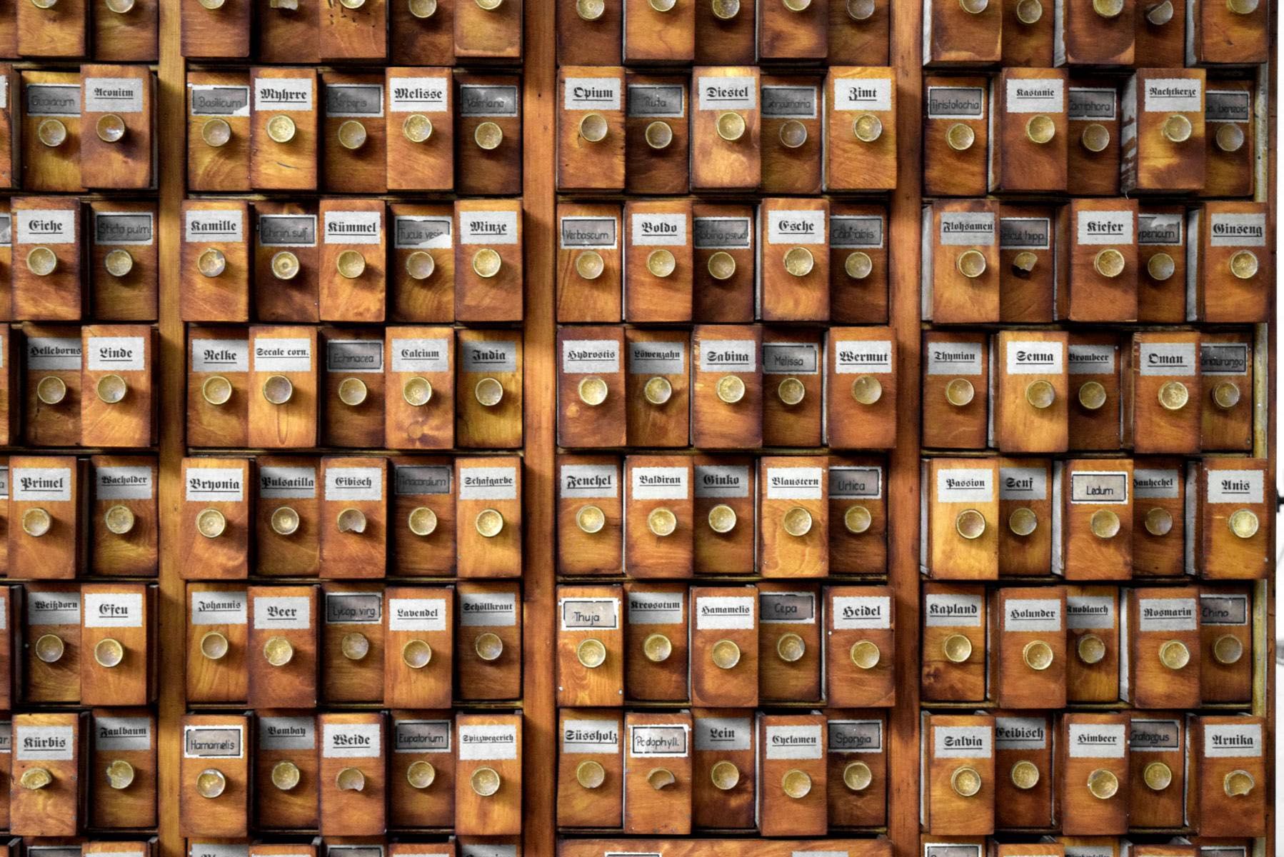 Pharmazieschrank mit cirka 200 Schublädchen