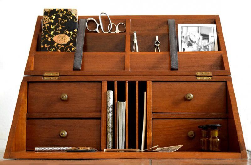klappbarer Schubladenschrank mit integriertem Regal