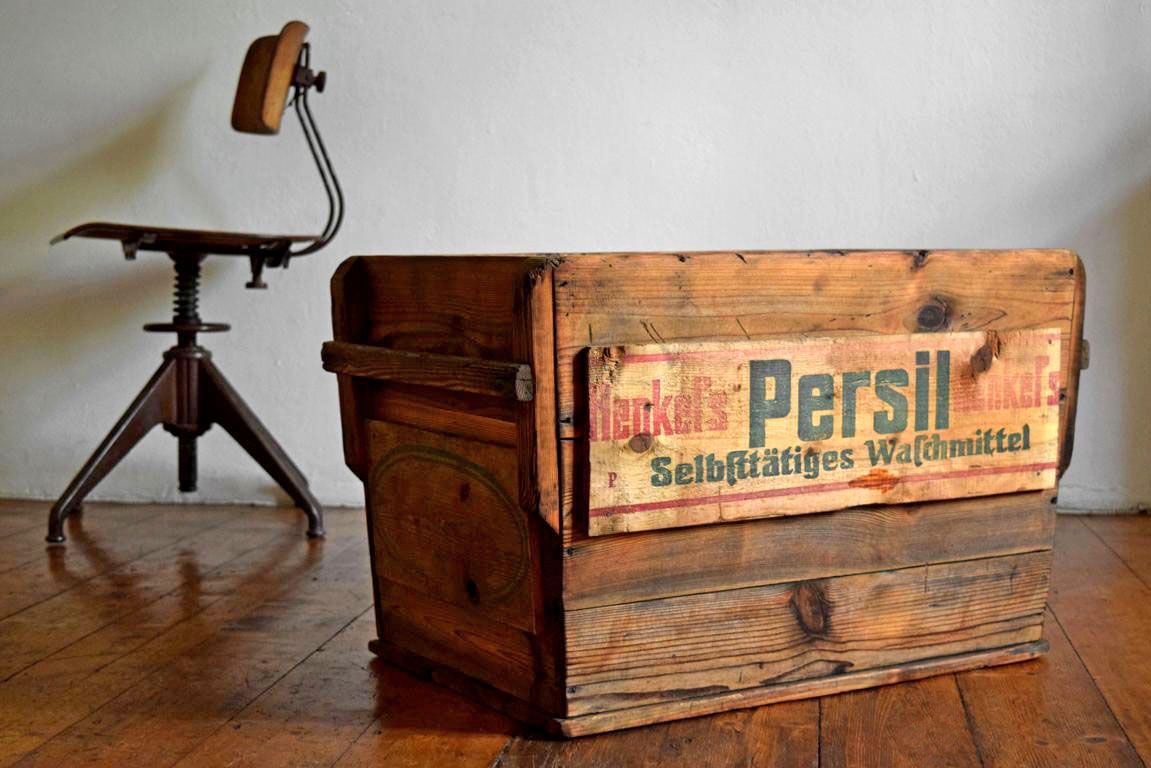alte Holzkiste als Werbeträger