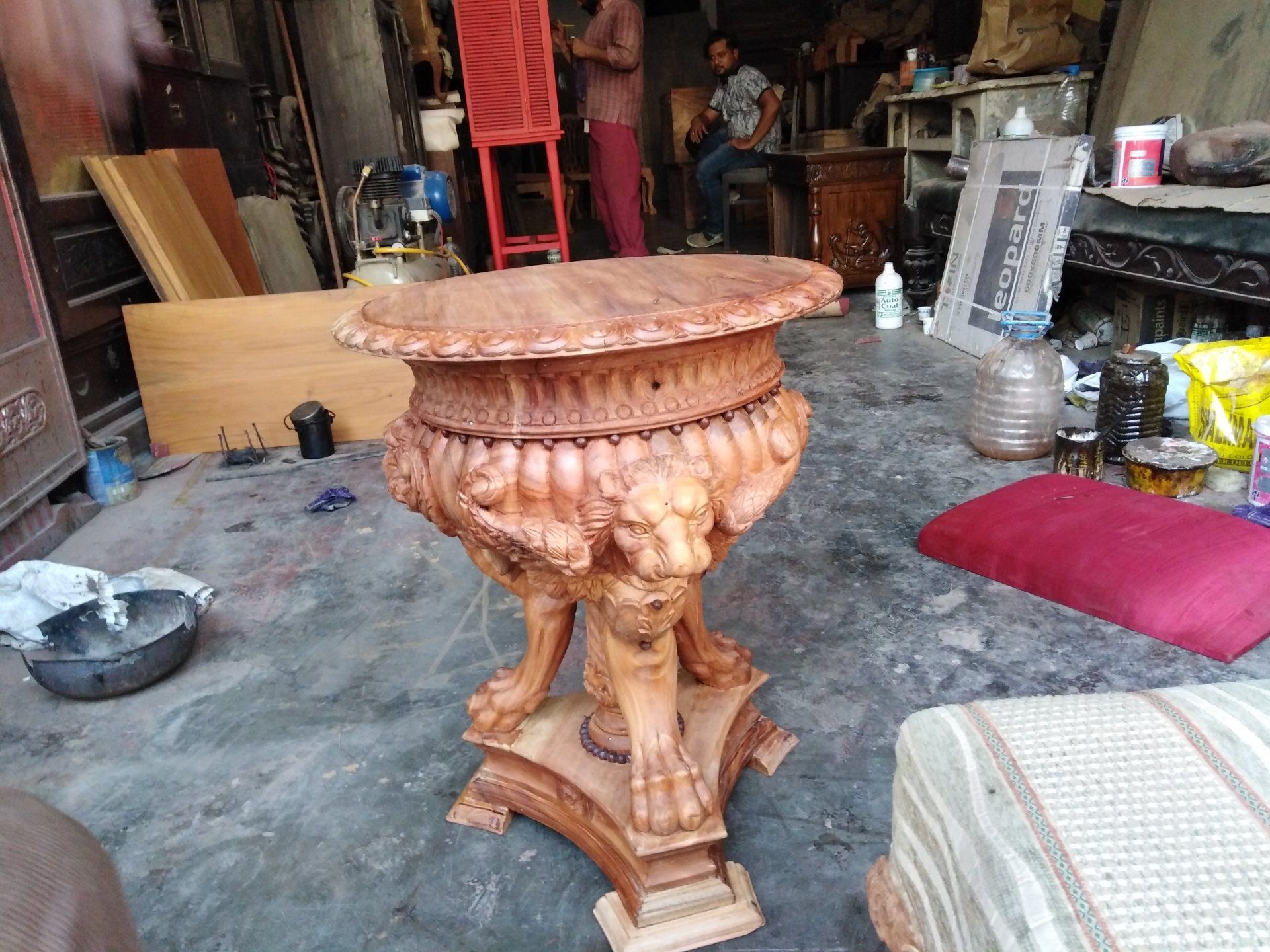 Restaurationsarbeiten in einem Möbelgeschäft in Kalkutta