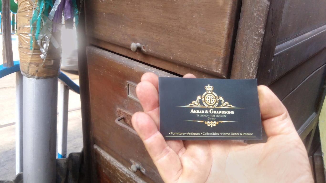 Visitenkarte von einem Antikmöbel-Geschäft in Kalkutta.