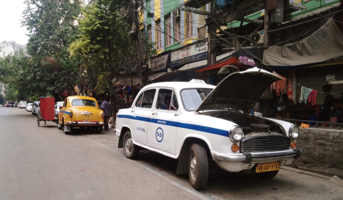 Taxi mit geöffneter Motorhaube in Kalkutta Indien