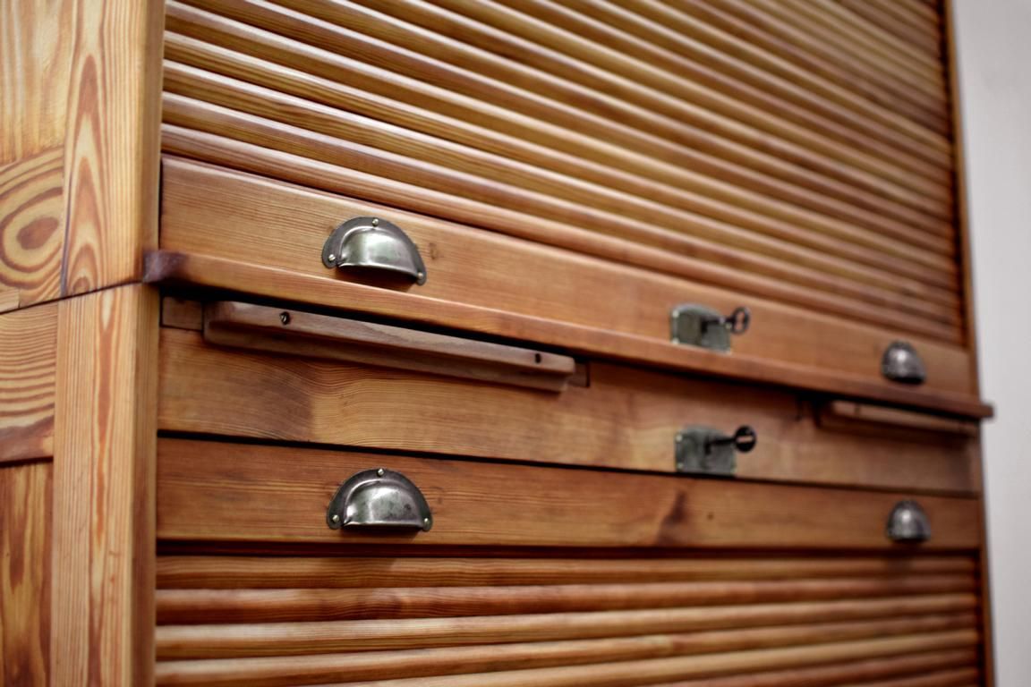 Antiker Rollladenschrank mit kräftig gewölbten Lamellen