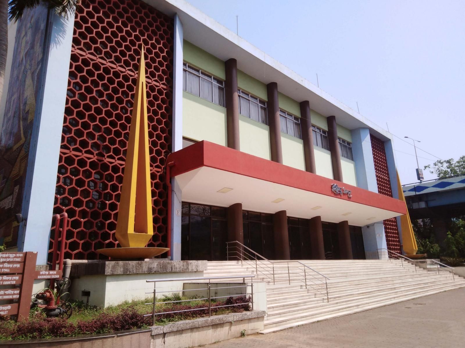 Haupteingang des  Theater und Veranstaltungshauses Nandan Rabindra Gebäude in Kalkutta
